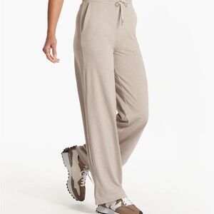 Vuori Halo Essentials Wideleg- size medium SHORT